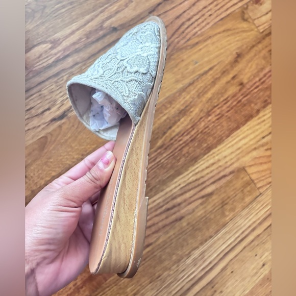 Kenneth Cole Embroidered Women's Floral Flat - Picture 4 of 4